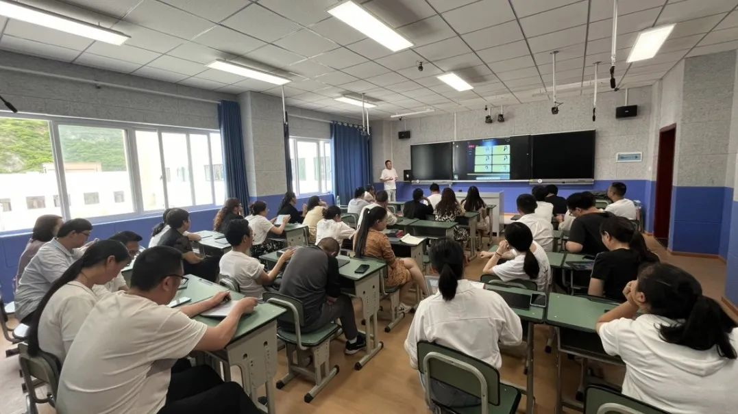 學而(ér)思學習機産品老師爲(wéi / wèi)泸定縣二郎山片區寄宿制學校的(de)老師們講解學習機使用.jpg
