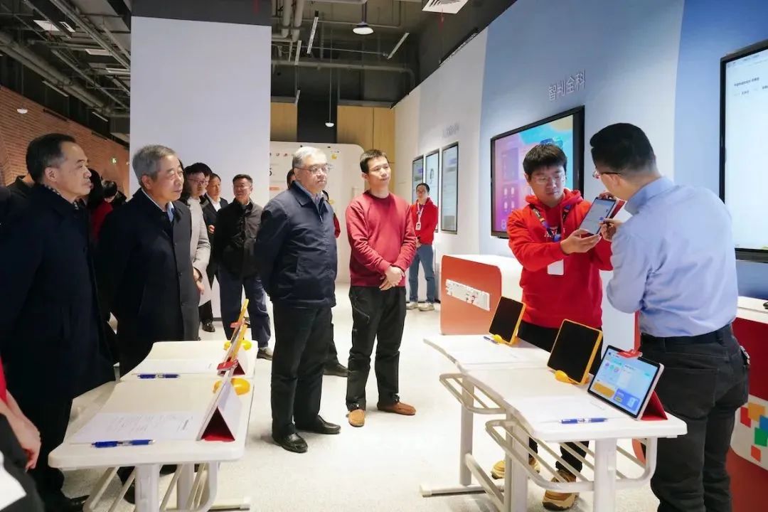 2月25日下午，圍繞“人(rén)工智能助力教育變革”，全國(guó)政協教科衛體委員會來(lái)到(dào)好未來(lái)集團開展調研。全國(guó)政協副主席、民進中央常務副主席朱永新出(chū)席并講話。.jpg